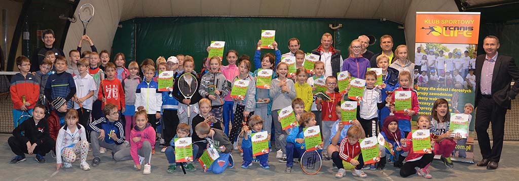 Grupa Dzieci z Dyplomami za Udział w Turnieju Tenisowym